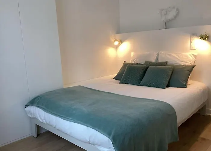 Cocon Chic Parisien Niche Au Coeur De Montmartre