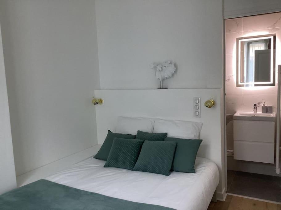 Cocon Chic Parisien Niche Au Coeur De Montmartre Appartement *